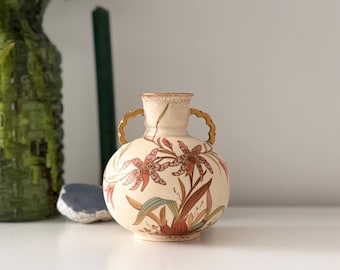 Jarrón de cerámica floral vintage – Jarrón pequeño con doble asa pintado a mano – Decoración estilo cottagecore – Jarrón decorativo de porcelana