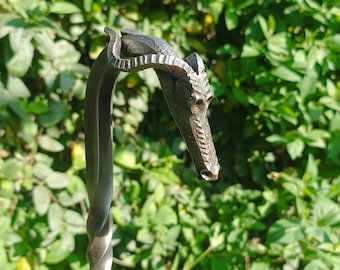 Attizzatoio a forma di testa di drago. Ferro da fuoco forgiato a mano.