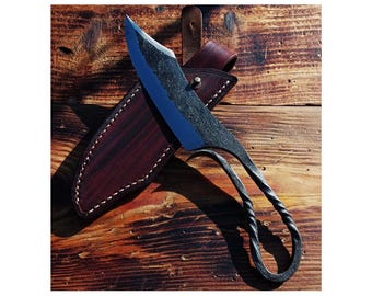 Coltello da bushcraft forgiato a mano, acciaio ad alto tenore di carbonio, fodero in pelle