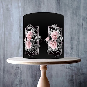 Rosa Rosen mit einfarbigem Laub umrahmt von essbarem Cake Topper Rosé Gold mit geometrischen Mustern