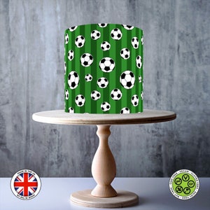 Ballons de football sur un terrain Motif sans couture Terrain de football enveloppant autour de gâteau comestible, feuille de glaçage, carte gaufrette, emballage de gâteau, impressions comestibles