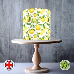 Des motifs méditerranéens sans couture de citrons s'enroulent autour d'une forme de gâteau comestible, d'une feuille de glaçage, d'une carte de gaufrette, d'une pellicule de gâteau, d'impressions comestibles