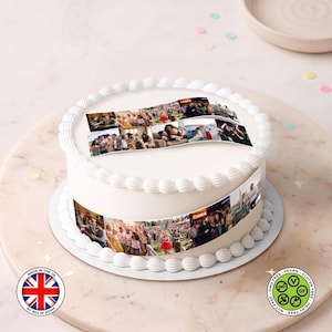 Puede incluir: Un pastel redondo con glaseado blanco que presenta un collage de varias fotografías en color impresas en la parte superior y alrededor del lateral. El pastel está decorado con un borde de glaseado blanco en los bordes superior e inferior.