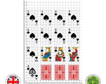 Può includere: Un mazzo di carte da gioco in bianco e nero con uno schema a griglia sullo sfondo. Le carte sono disposte a forma di piramide con l'Asso di Picche in basso e il Re di Picche in alto. Le carte sono numerate da 2 a 10, Jack, Queen e King.
