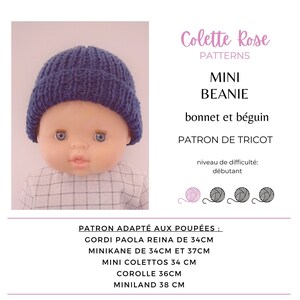 Peut inclure: Un bonnet en tricot bleu pour poupée. Le bonnet est présenté sur une poupée portant une chemise à carreaux. Le patron est pour un mini bonnet qui convient aux poupées de 34 à 38 cm. Le texte sur l'image indique "Colette Rose Patterns, Mini Beanie, Bonnet et béguin, Patron de Tricot, niveau de difficulté: débutant, Patron adapté aux poupées: Gordi Paola Reina de 34cm, Minikane de 34cm et 37cm, Mini Colettos 34 cm, Corolle 36cm, Miniland 38 cm, Colette Rose Patterns, Mini Beanie".
