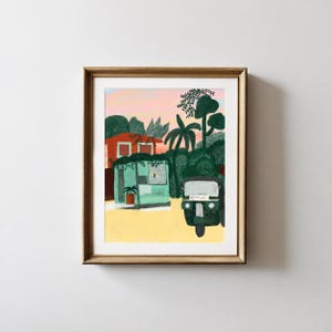 Peut inclure: Une impression d'art encadrée représentant une scène avec une maison rouge, une structure vert clair et un pousse-pousse motorisé vert foncé avec la plaque d'immatriculation APML26. Des arbres verts luxuriants sous un ciel au coucher du soleil.