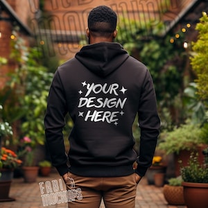 Gildan 18500 Schwarzer Hoodie Mockup - Männliches Modell - Schwarzer Gildan Pullover - Natur Mockup - Sonnenlicht - Sweatshirt Mockup