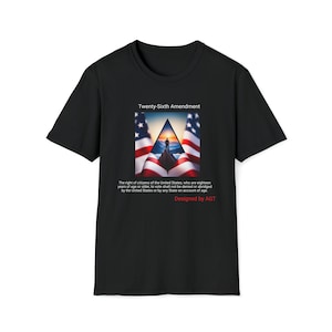 Könnte beinhalten: Schwarzes T-Shirt mit einem Grafikdruck der amerikanischen Flagge und einer Person, die auf einem Berggipfel steht. Der Text "Twenty-Sixth Amendment" und "Designed by AGT" ist auf dem Shirt aufgedruckt.