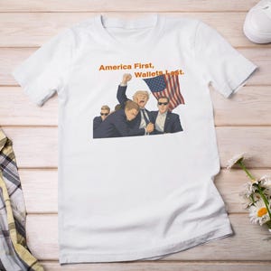 Camiseta "América Primeiro, Carteiras Por Último" - Camiseta de Humor Político | Camiseta Gráfica Unissex, Camiseta Política Engraçada, Camiseta de 4 de Julho, Camiseta de Declaração