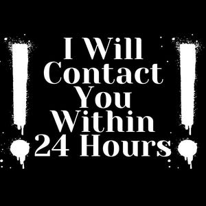 Puede incluir: Fondo negro con texto blanco que dice "Me pondr&eacute; en contacto contigo en 24 horas". El texto est&aacute; en negrita, con una fuente serif. Trazos y salpicaduras blancos, similares a pintura, enmarcan el texto.