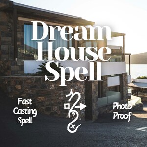 Op de afbeelding: Een afbeelding van een modern huis met de tekst "Dream House Spell" in grote witte letters. Extra tekst omvat "Fast Casting Spell" en "Photo Proof". Het huis is gemaakt van steen en heeft grote ramen, met een watermassa op de achtergrond.