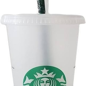 Peut inclure: Un gobelet Starbucks en plastique transparent avec un logo vert et un couvercle. Une paille verte et noire est insérée dans le couvercle. La paille est dans un emballage plastique transparent avec du texte.