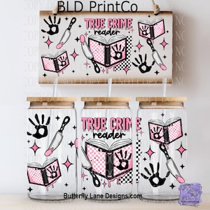 May include: A set of three glass tumblers with bamboo lids, each featuring a design with a pink and black checkered book, a knife, a handprint, and the text "TRUE CRIME reader". A wooden sign with the same design hangs above.