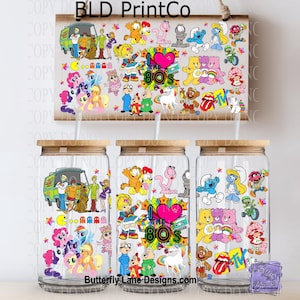 May include: Three clear glass tumblers with bamboo lids and straws, decorated with colorful 1980s cartoon characters and the phrase "I ❤️ 80s." A wooden sign above displays similar designs. The tumblers are perfect for cold beverages.