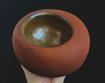 Bol de cerámica hecho a mano, perfecto pour servir des salsas, olives, nueces a tus invitados. O como un objeto de arte, decorativo-funcional.