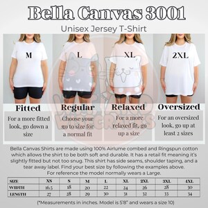 Puede incluir: Tabla de tallas para camisetas de jersey unisex Bella Canvas 3001. La tabla muestra las medidas de ancho y largo en pulgadas para las tallas XS a 4XL. La modelo mide 1,73 m y lleva una talla 10.