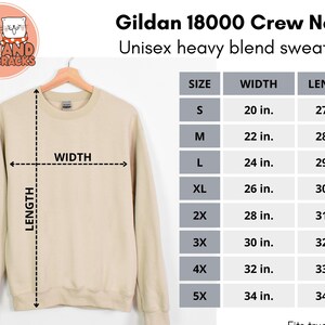 Puede incluir: Sudadera unisex Gildan 18000 Crew Neck beige. La imagen muestra las medidas de ancho y largo para las tallas S a 5X, que van de 50.8 cm a 86.4 cm de ancho y de 68.6 cm a 86.4 cm de largo. La sudadera se muestra en una percha.