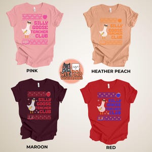 Puede incluir: Cuatro camisetas de diferentes colores con un dibujo animado de un ganso con gafas de sol y sosteniendo un l&aacute;piz. El texto en las camisetas dice "Silly Goose Teacher Club". Las camisetas son rosa, melocot&oacute;n, granate y rojo.