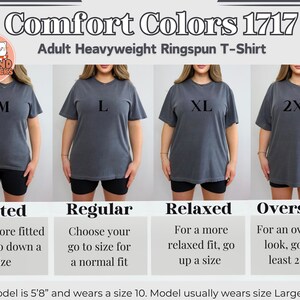 Pode incluir: Uma tabela de tamanhos para uma camiseta de algod&atilde;o ringspun pesado Comfort Colors 1717 para adultos. A tabela mostra quatro modelos usando a camiseta nos tamanhos M, L, XL e 2XL. A tabela tamb&eacute;m inclui descri&ccedil;&otilde;es do caimento para cada tamanho: Ajustado, Regular, Relaxado e Oversized.