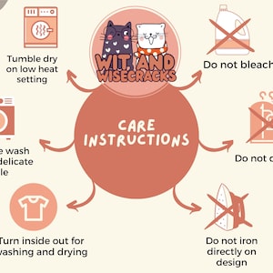 Pode incluir: Um gr&aacute;fico com instru&ccedil;&otilde;es de cuidados para uma camiseta. As instru&ccedil;&otilde;es incluem lavar na m&aacute;quina com &aacute;gua fria em ciclo delicado, secar na m&aacute;quina em temperatura baixa, virar a camiseta do avesso para lavar e secar, e n&atilde;o usar alvejante, limpeza a seco ou passar a ferro diretamente sobre o desenho. O gr&aacute;fico apresenta um gato e um c&atilde;o de desenho animado usando &oacute;culos e uma echarpe.