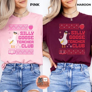 Puede incluir: Dos camisetas para mujeres en color rosa y granate. Las camisetas presentan un ganso blanco con gafas de sol y un l&aacute;piz en la mano. El texto en las camisetas dice "Silly Goose Teacher Club".