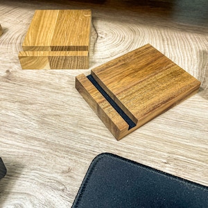 Könnte beinhalten: Vier Holzorganizer, zwei sind quadratisch und zwei rechteckig. Ein Organizer hat eine schwarze Filzverkleidung. Die Organizer befinden sich auf einer hellbraunen Holzoberfläche.
