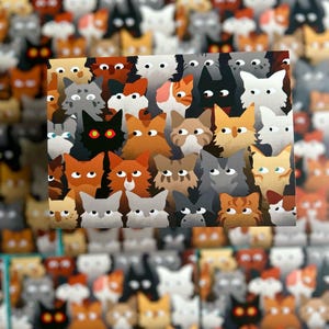 Puede incluir: Una impresión rectangular con un patrón repetido de caras de gatos estilizadas en varios colores, incluyendo naranja, gris, negro y blanco. Los gatos tienen ojos grandes y rasgos faciales simples. El fondo es una versión borrosa del mismo patrón de gatos.