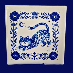 Blue Folk Art Cat Coaster, Floral Ceramic Art Tile, Handcrafted Cat Lover Gift, Decorative Wall or Shelf Art, Dutch-Style Cat Decor