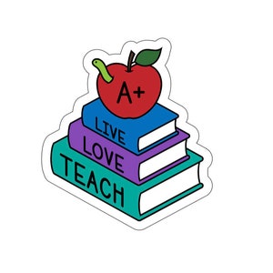 Pode incluir: Um adesivo com uma pilha de três livros. O livro de cima é azul e diz "LIVE". O livro do meio é roxo e diz "LOVE". O livro de baixo é verde e diz "TEACH". Uma maçã vermelha com uma folha verde e uma minhoca está em cima dos livros. A maçã tem um A+ nela.