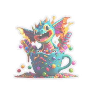 Könnte beinhalten: Ein blauer und grüner Drache mit einem zahnigen Grinsen sitzt in einer blauen und grünen Teetasse, die mit bunten Süßigkeiten gefüllt ist. Der Drache hat lila und orange Flügel und ist von weiteren Süßigkeiten umgeben.