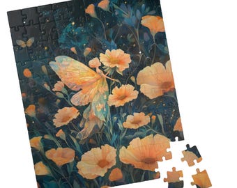 Könnte beinhalten: Ein Puzzle mit einer Fee mit ausgebreiteten Flügeln, umgeben von orangefarbenen und gelben Blumen auf einem dunkelblauen Hintergrund.