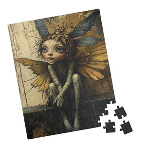 Puede incluir: Una ilustración caprichosa de un hada con grandes ojos expresivos y alas delicadas. El hada está representada con una corona de hojas y flores, sentada sobre una superficie texturizada. La imagen está representada en una paleta oscura y terrosa con toques de oro.