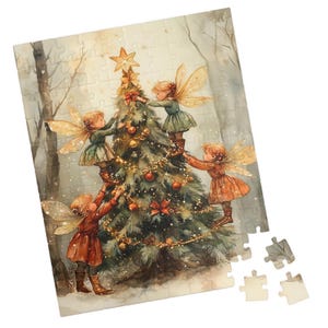 Puede incluir: Rompecabezas navideño con una ilustración en acuarela. La imagen muestra hadas decorando un árbol de Navidad con adornos y luces. El rompecabezas tiene un fondo de bosque invernal con una estrella en la cima del árbol.