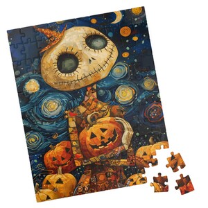 Peut inclure: Un puzzle sur le thème d'Halloween représentant une figure squelettique avec une tête de citrouille et un fond de nuit étoilée. Le puzzle comprend un croissant de lune et des citrouilles oranges. Quelques pièces sont séparées.
