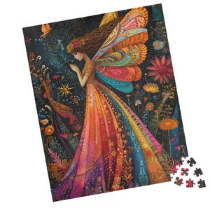 Könnte beinhalten: Ein farbenfrohes Puzzle mit einer Fee in einem lebendigen Garten. Die Fee trägt ein regenbogenfarbenes Kleid und Flügel, umgeben von Blumen und Schmetterlingen. Das Puzzle ist teilweise zusammengesetzt, mit verstreuten Teilen.