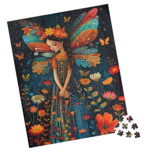 Könnte beinhalten: Eine farbenfrohe Illustration einer Fee mit großen Flügeln und einem Blumenkleid, die in einem Feld voller Blumen steht. Die Fee trägt eine Blumenkrone auf dem Kopf und ist von einer Vielzahl von Blumen in Rot-, Orange-, Gelb- und Blautönen umgeben.