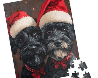 Puede incluir: Un rompecabezas navideño con dos perros negros con gorros de Papá Noel y pajaritas rojas. Los perros tienen ojos marrones y están sobre un fondo oscuro con sutiles reflejos. Algunas piezas del rompecabezas están separadas.