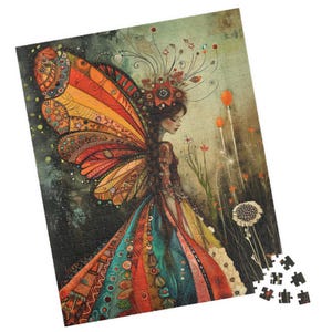 Könnte beinhalten: Fertiges Puzzle mit einer Fee mit Schmetterlingsflügeln. Die Fee trägt ein langes, gemustertes Kleid in Orange, Rot und Blau. Der Hintergrund ist eine Mischung aus Grün- und Brauntönen mit floralen Elementen.