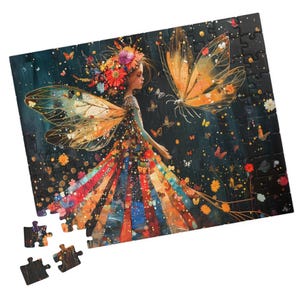 Könnte beinhalten: Ein farbenfrohes Puzzle mit einer Fantasy-Illustration einer Fee mit Schmetterlingsflügeln und einem floralen Kopfschmuck. Die Fee trägt ein lebendiges Kleid mit einem Regenbogen von Farben. Schmetterlinge und Blumen sind auf dem dunklen Hintergrund verstreut.