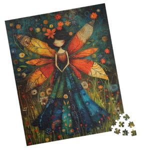 Könnte beinhalten: Ein farbenfrohes Puzzle mit einer fantasievollen Fee mit großen Schmetterlingsflügeln. Die Fee trägt ein blaues und grünes Kleid und ist von Blumen und Blättern umgeben.