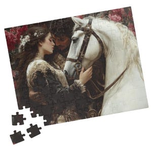 Może przedstawiać: Kobieta w czarnej sukni z białym kołnierzykiem i mężczyzna w brązowym i złotym stroju obejmują białego konia. Kobieta dotyka nosa konia ręką. Koń ma brązowy skórzany uzdę ze srebrną klamrą. Tło to rozmyte zdjęcie zielonych liści i różowych kwiatów.