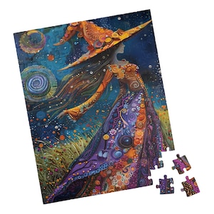 Puede incluir: Un rompecabezas colorido que presenta una bruja con un gran sombrero naranja y un vestido morado y azul que fluye. La bruja está rodeada de estrellas y remolinos de color.