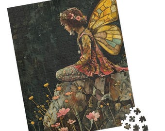 Könnte beinhalten: Eine fantasievolle Illustration einer Fee mit einem gelben und braunen Schmetterlingsflügel, die auf einem Felsen sitzt, umgeben von rosa und gelben Blumen vor einem dunklen Hintergrund.