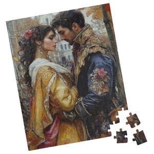 Może przedstawiać: Romantyczny obraz przedstawiający parę w strojach z epoki. Kobieta ma na sobie żółtą i czerwoną suknię z kwiatem we włosach. Mężczyzna ma na sobie niebieską kurtkę z haftowanymi złotymi wzorami i czerwoną różę na rękawie. Obraz jest osadzony na tle miejskiej ulicy.