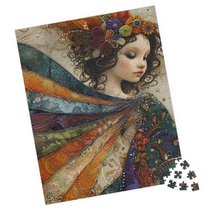 Könnte beinhalten: Ein Puzzlespiel mit einer Fantasy-Illustration einer Frau mit floralem Kopfschmuck und bunten Flügeln. Das Kunstwerk hat einen weichen, malerischen Stil mit warmen Tönen und aufwendigen Details. Einige Puzzleteile sind getrennt.