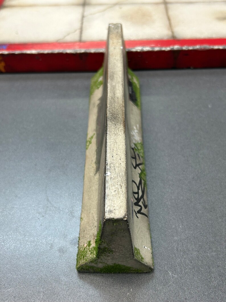 BRAND NEW CUSTOM Fingerboard Action Figure Diorama Cement Jersey