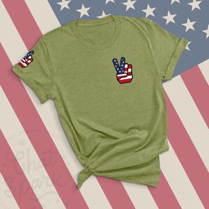 T-shirt drapeau de la paix des États-Unis avec drapeau américain T-shirt signe patriotique de la main de la paix du 4 juillet T-shirt drapeau des États-Unis signe de la paix Drapeau de la main Memorial Day