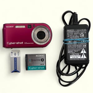 Rote Kamera Sony Cyber-shot DSC-P200 Vintage Digitalkamera