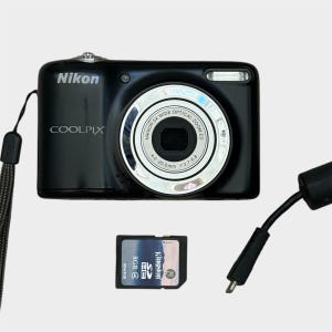 以下が含まれることがあります： シルバーの縁取りが施されたNikkor 5xワイド光学ズームレンズを搭載した黒いNikon Coolpixデジタルカメラ。リストストラップ、黒いKingston 8GB SDHCメモリーカード、および長方形のフェライトコアが付いた黒いUSB充電ケーブルが付属しています。