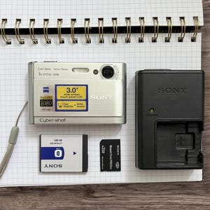 Sony Cyber-Shot DSC-T70 Digital Camera  /camera + card 2 gb